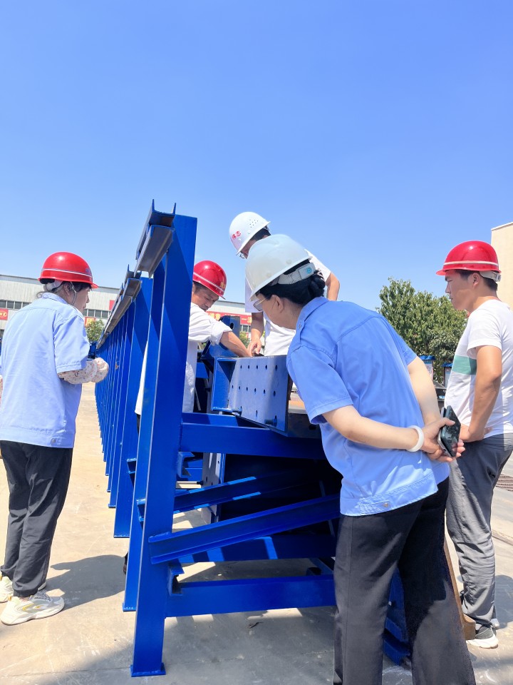 偉志模板歡迎客戶來驗(yàn)收箱梁鋼模板